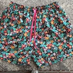 Chubbies Black Floral Men’s Swim Shorts 5.5” inseam Sz L